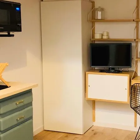 A 2 Pas Du Moulin Rouge *