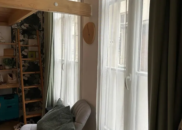 A 2 Pas Du Moulin Rouge