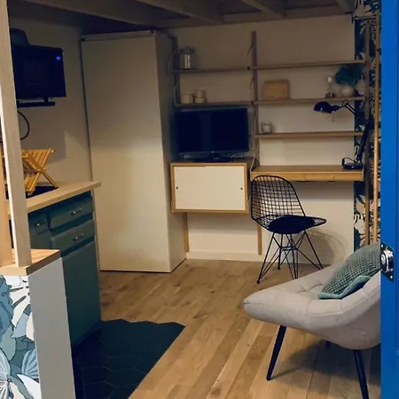 A 2 Pas Du Moulin Rouge