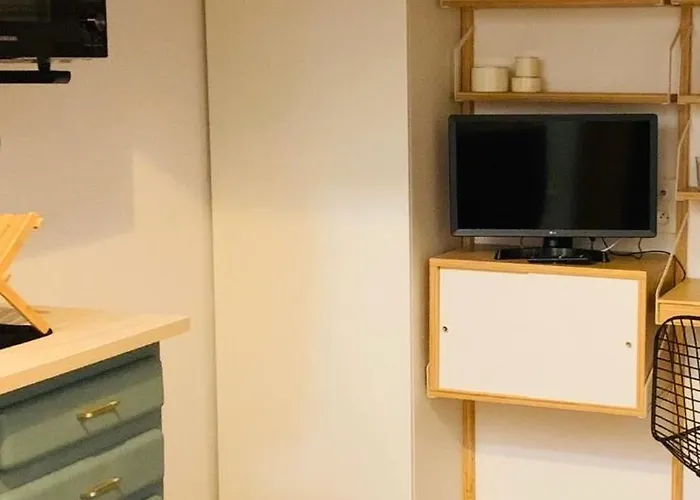 A 2 Pas Du Moulin Rouge *