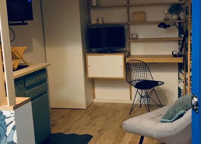 A 2 Pas Du Moulin Rouge