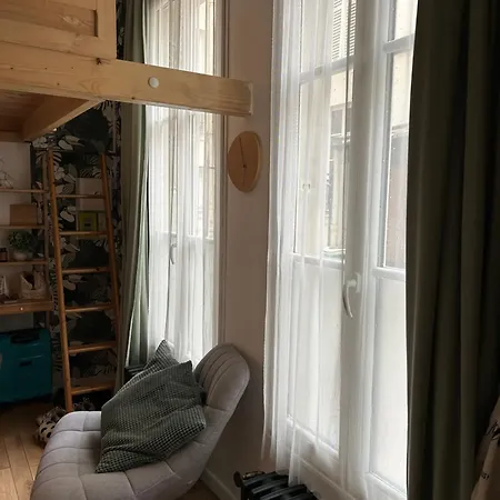 A 2 Pas Du Moulin Rouge